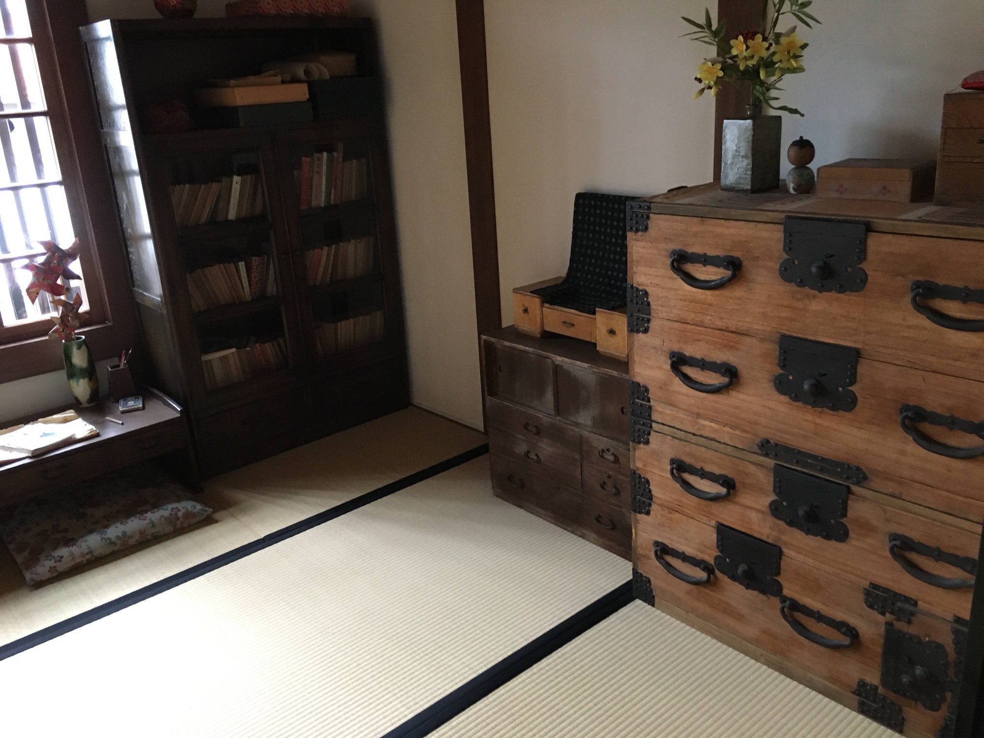 金子みすゞ記念館の再現展示にある木の引き出しや家具