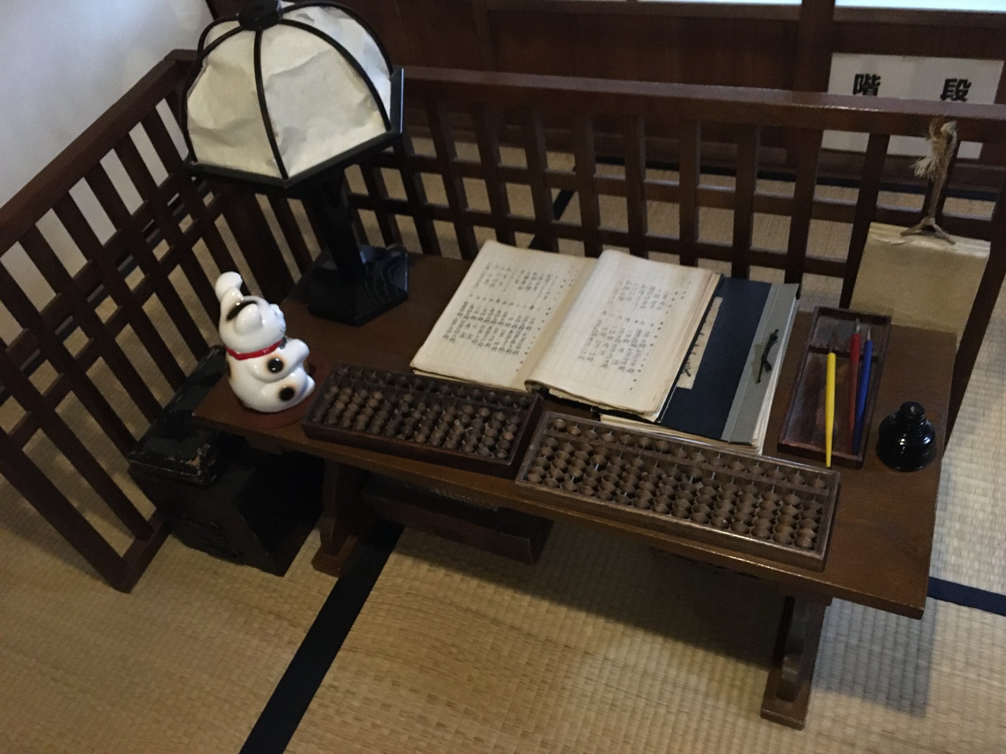 金子文英堂の再現された部屋の机に並ぶ古い本や文具