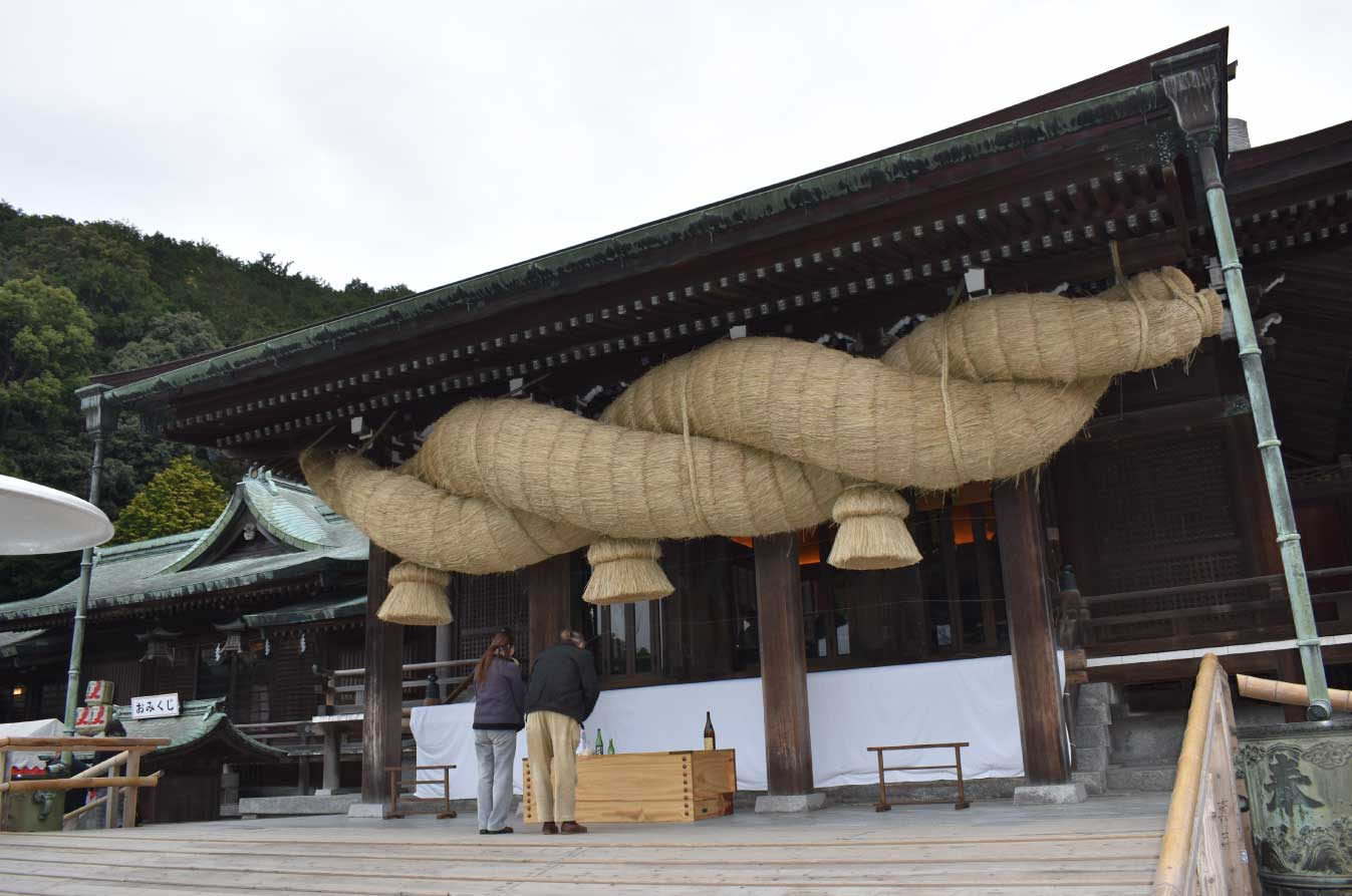 宮地嶽神社の大しめ縄を正面から見たところ