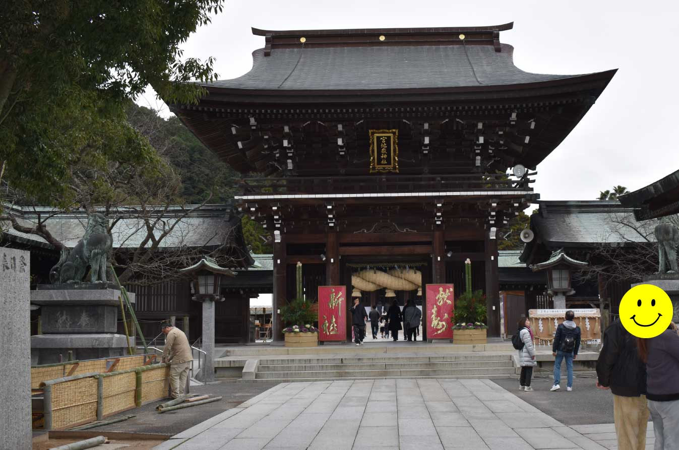 宮地嶽神社の社殿に近づく参道の風景