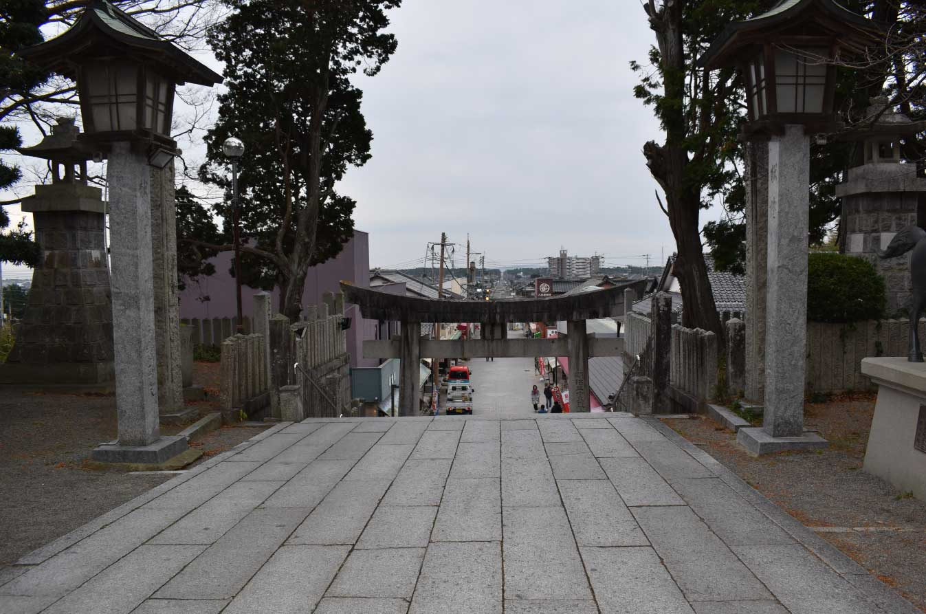宮地嶽神社の石段から見える海へ続く一直線の参道