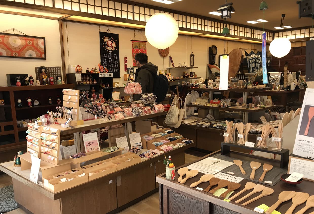 宮島の土産物店に並ぶしゃもじや和雑貨