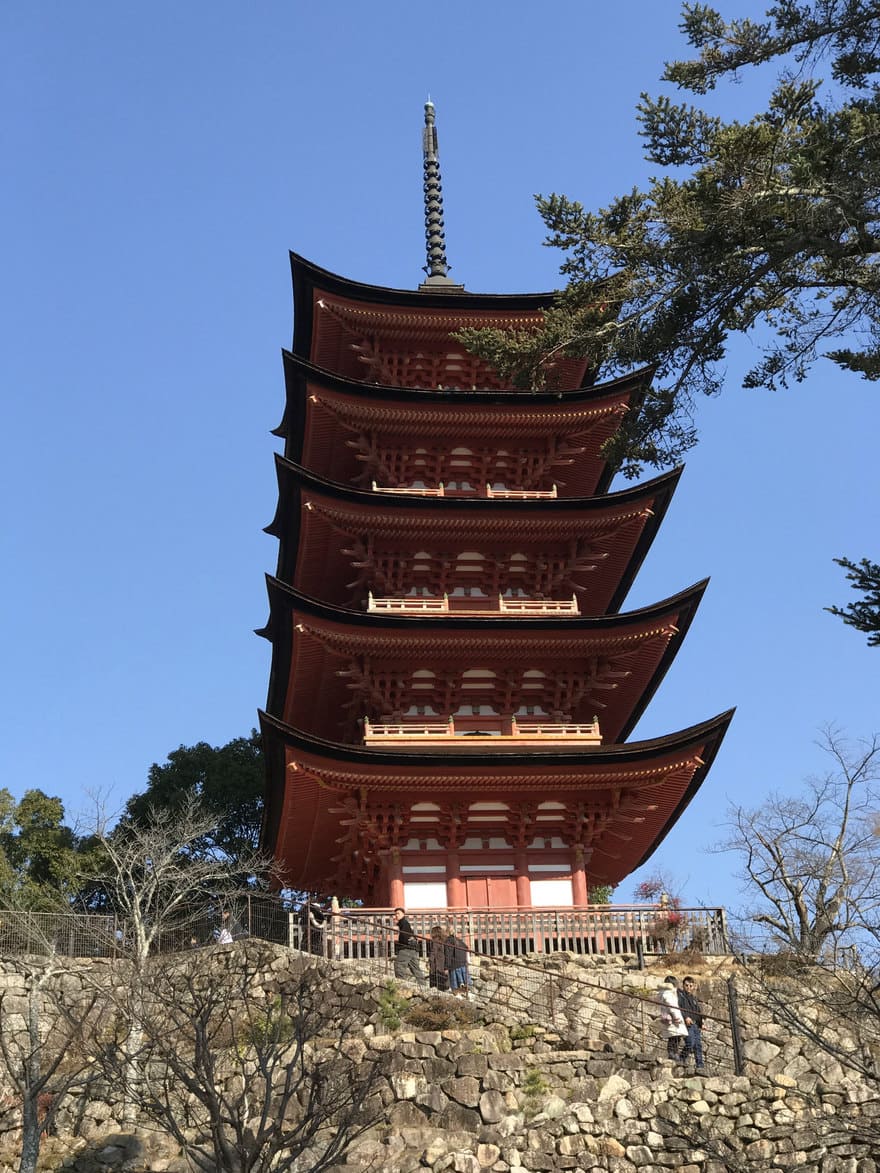 宮島で青空の下にそびえる朱色の五重塔