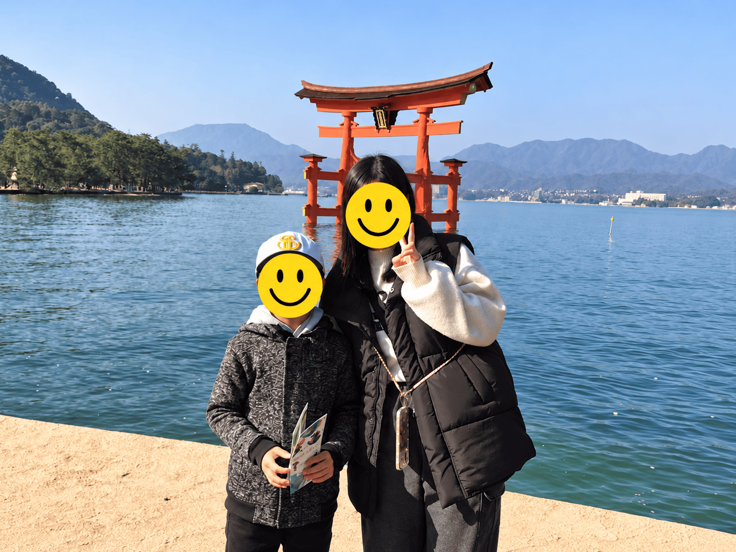 厳島神社の大鳥居を背景に記念撮影した子どもたち
