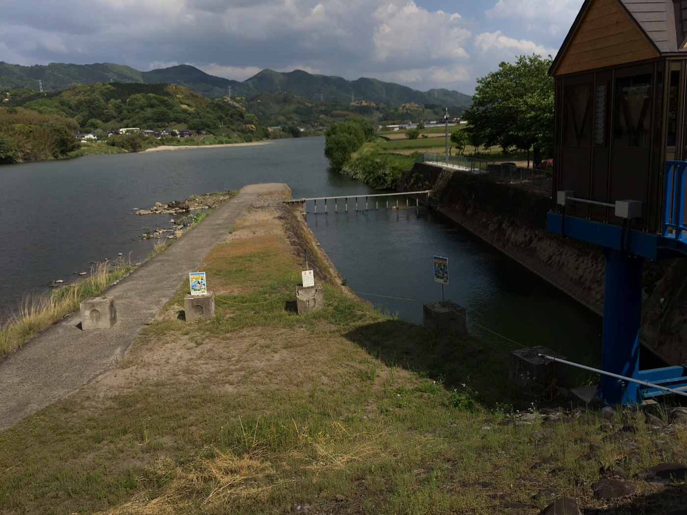 筑後川沿いに延びる水路と取水施設