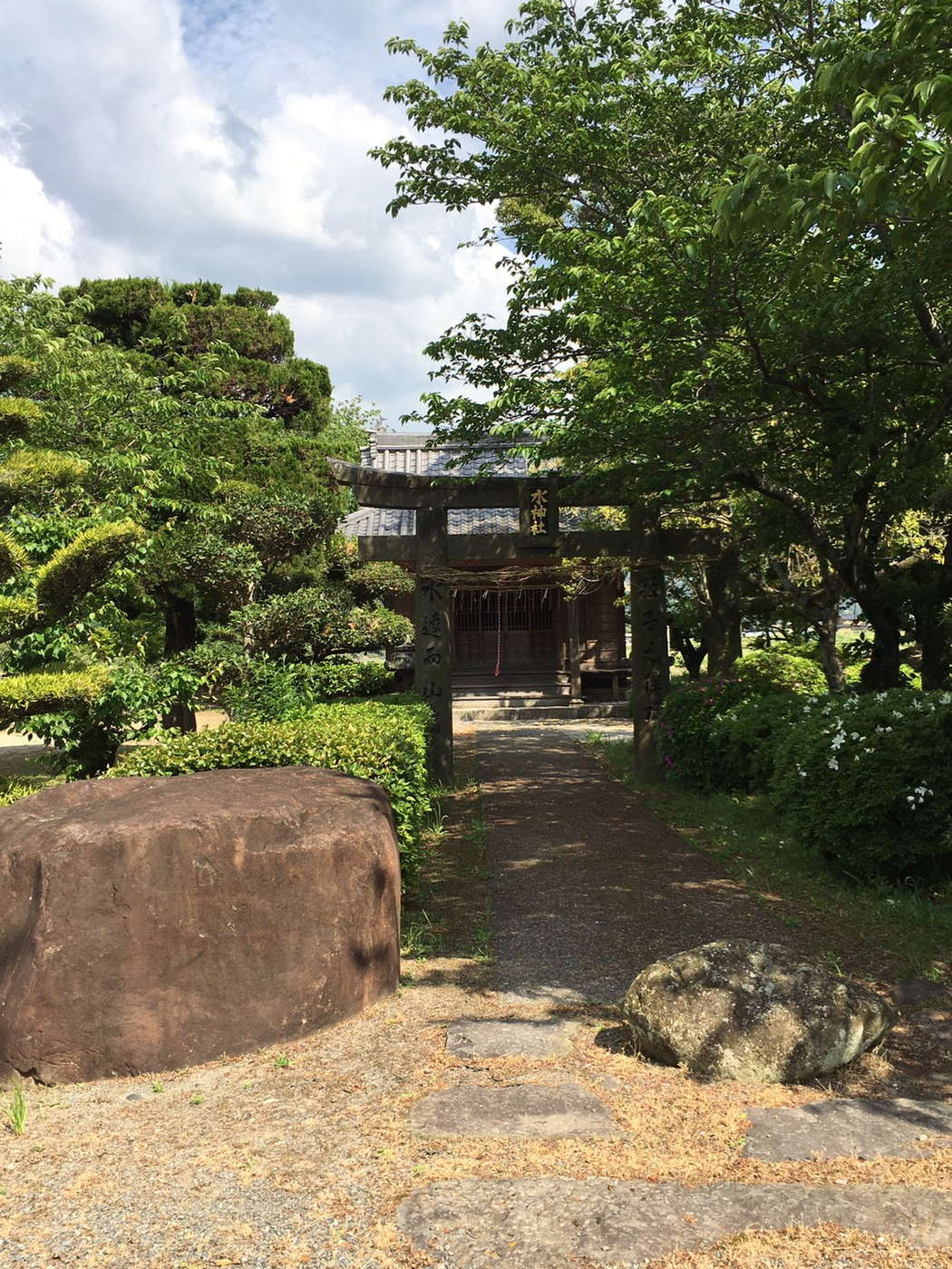木々に囲まれた小さな社への参道