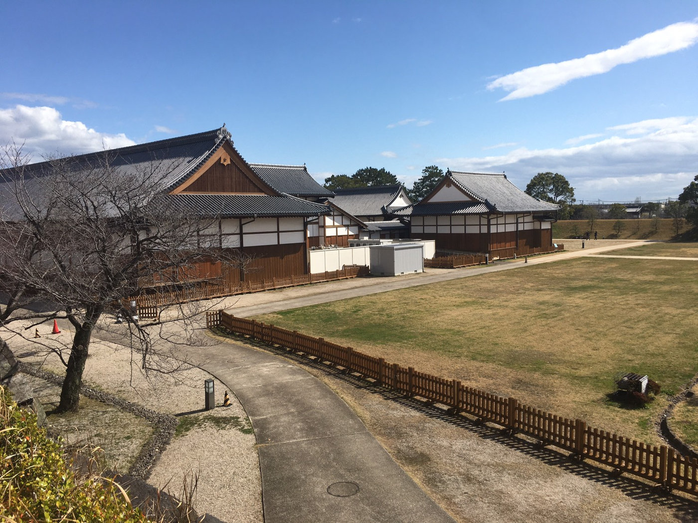 佐賀城本丸歴史館周辺の建物と広場