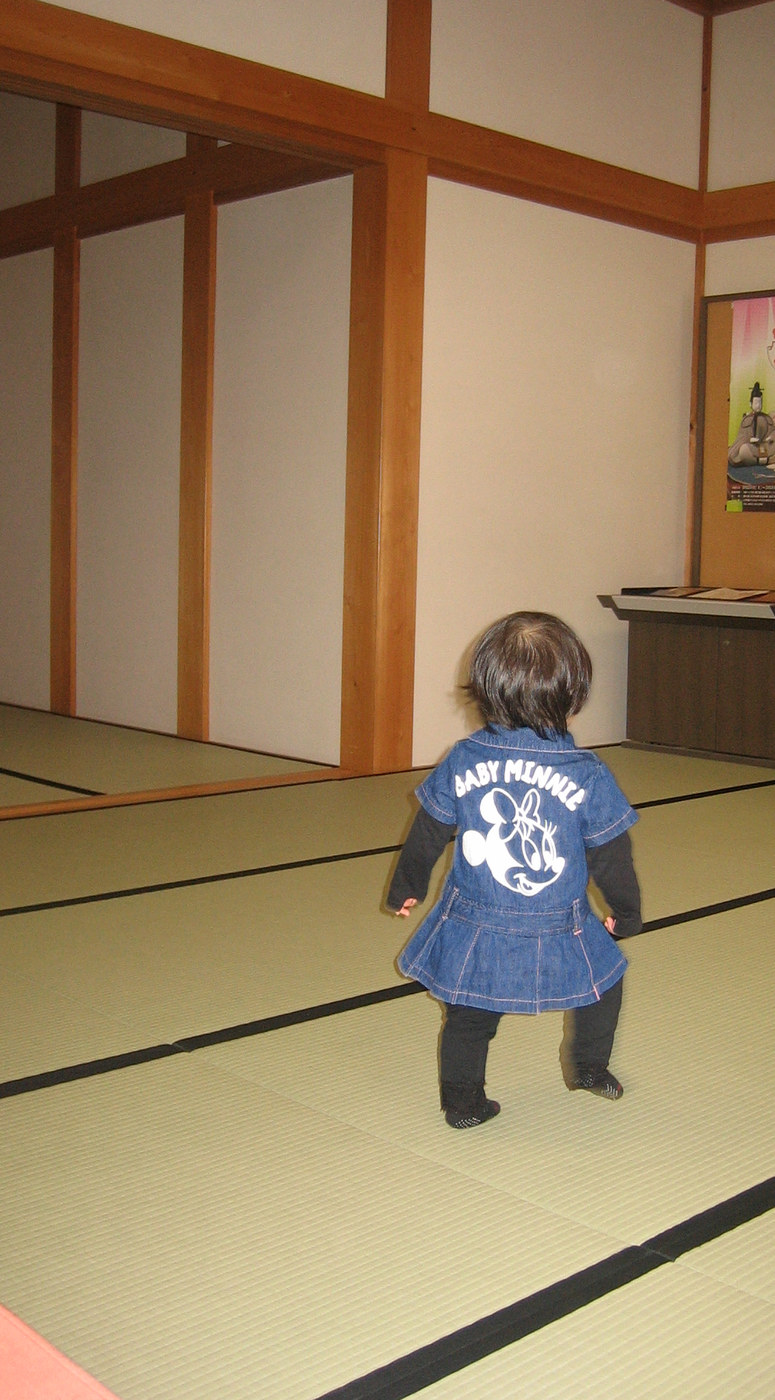 2009年に佐賀城の畳敷きの館内を歩く幼い娘の後ろ姿