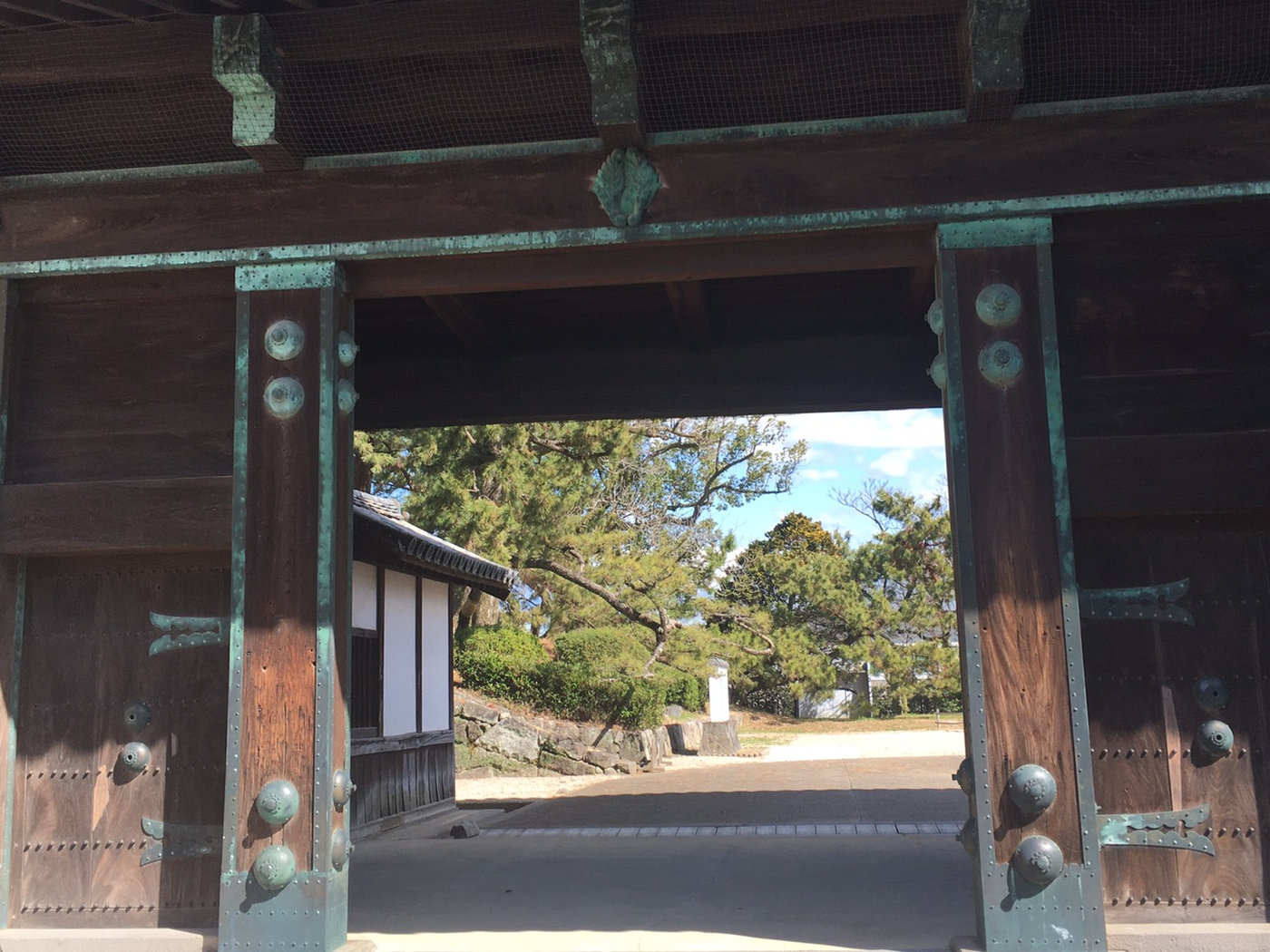 佐賀城・鯱の門の大きな木の扉