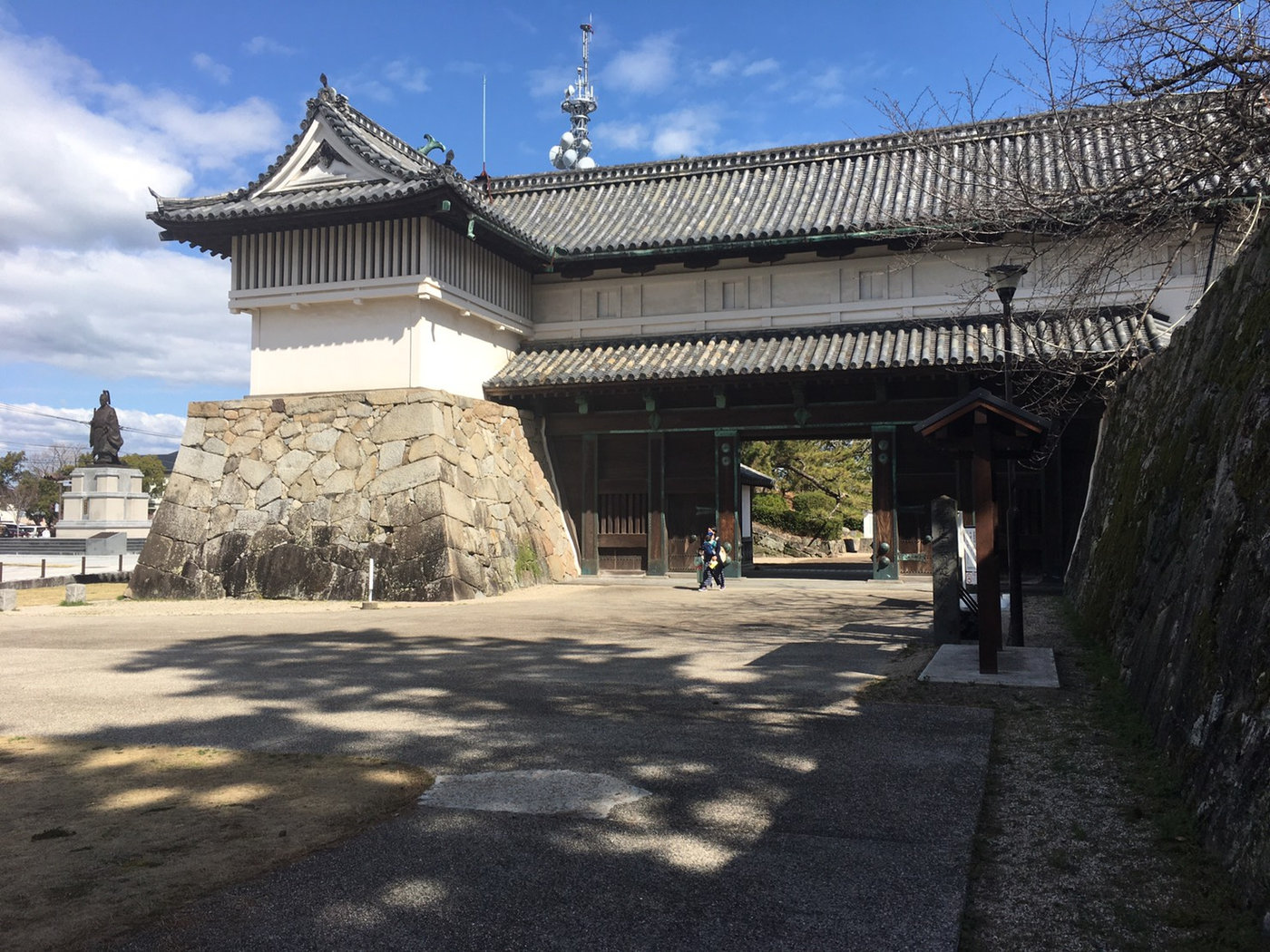 佐賀城跡の鯱の門と続櫓、石垣が見える景色