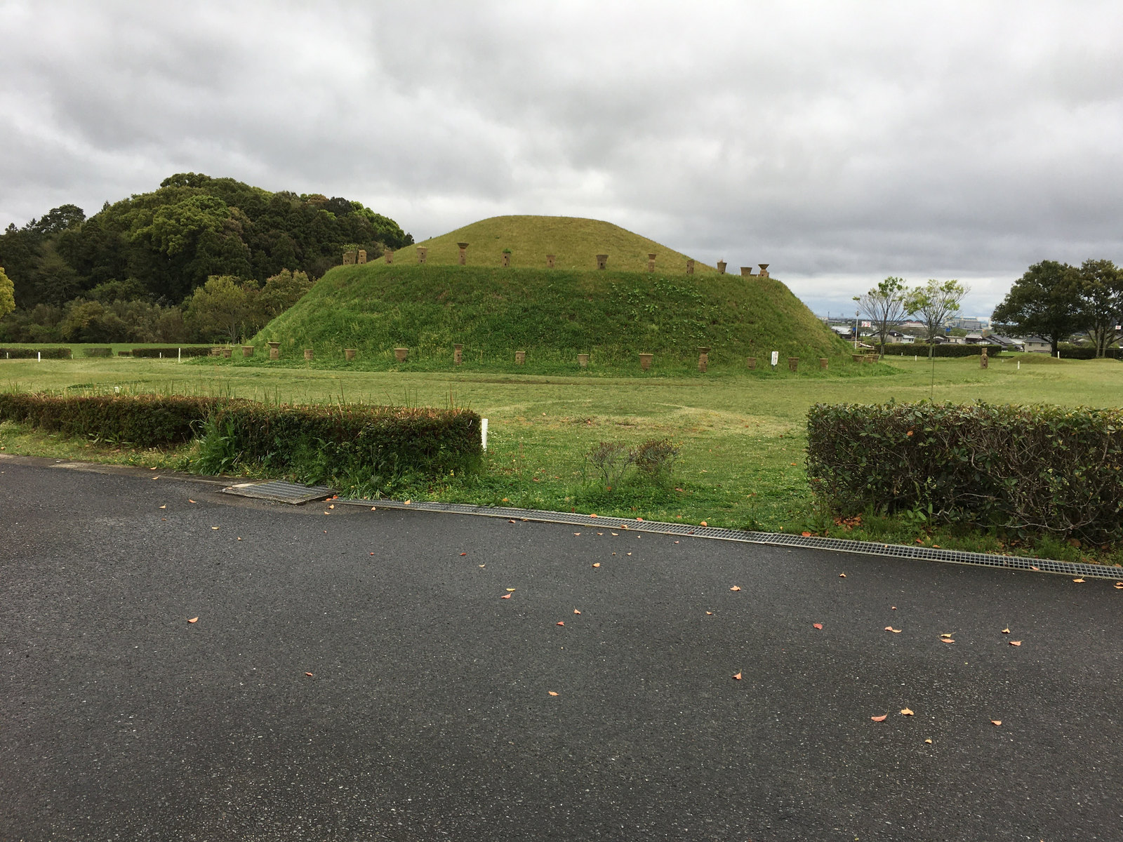 福岡県筑前町の仙道古墳公園にある丸い復元古墳の遠景