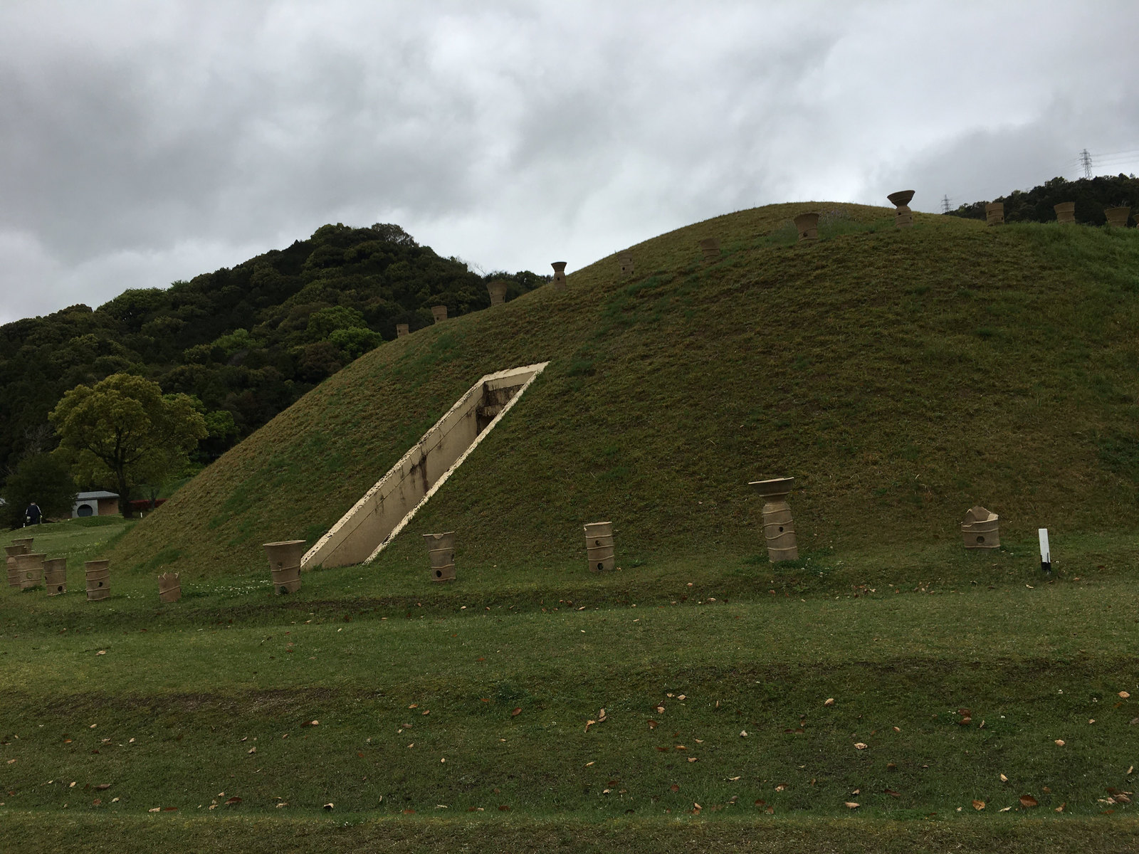 仙道古墳の斜面に見つけた入口と埴輪を遠景で撮った写真