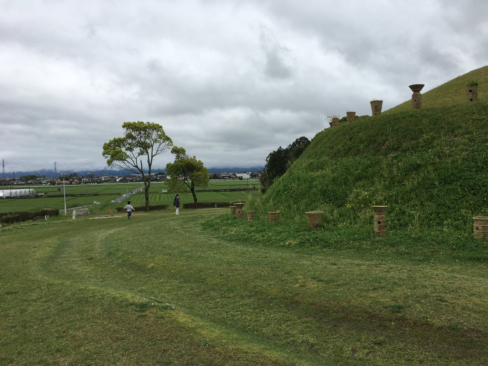 仙道古墳の周囲を一周したときに見た芝生の小道と田園風景