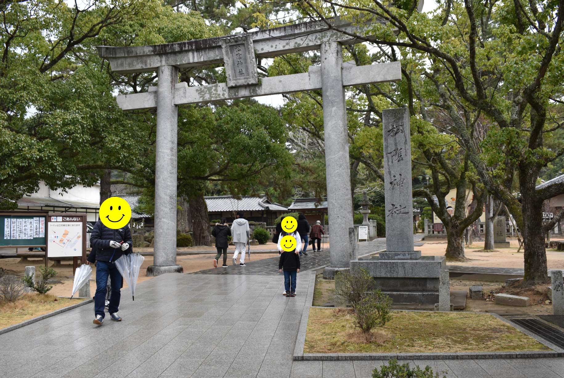 松陰神社の鳥居と境内