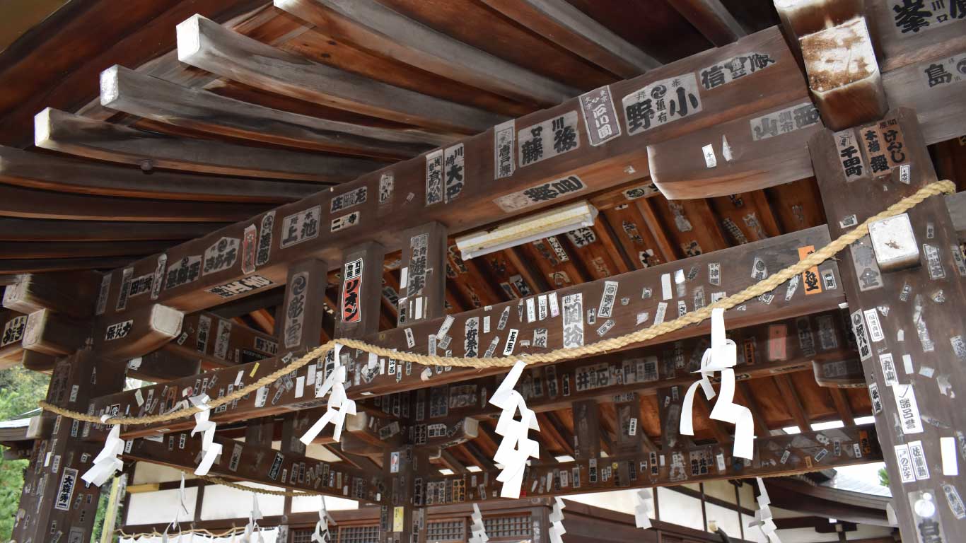 千社札が貼られた松陰神社の手水舎
