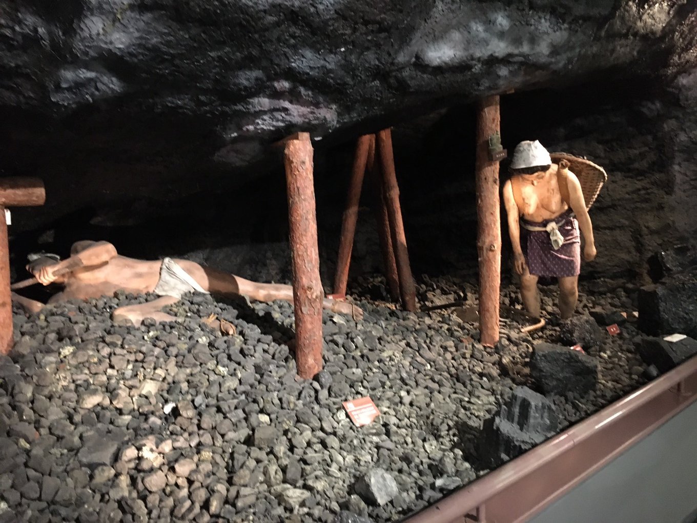 低い坑道で働く人々を再現した炭鉱の展示