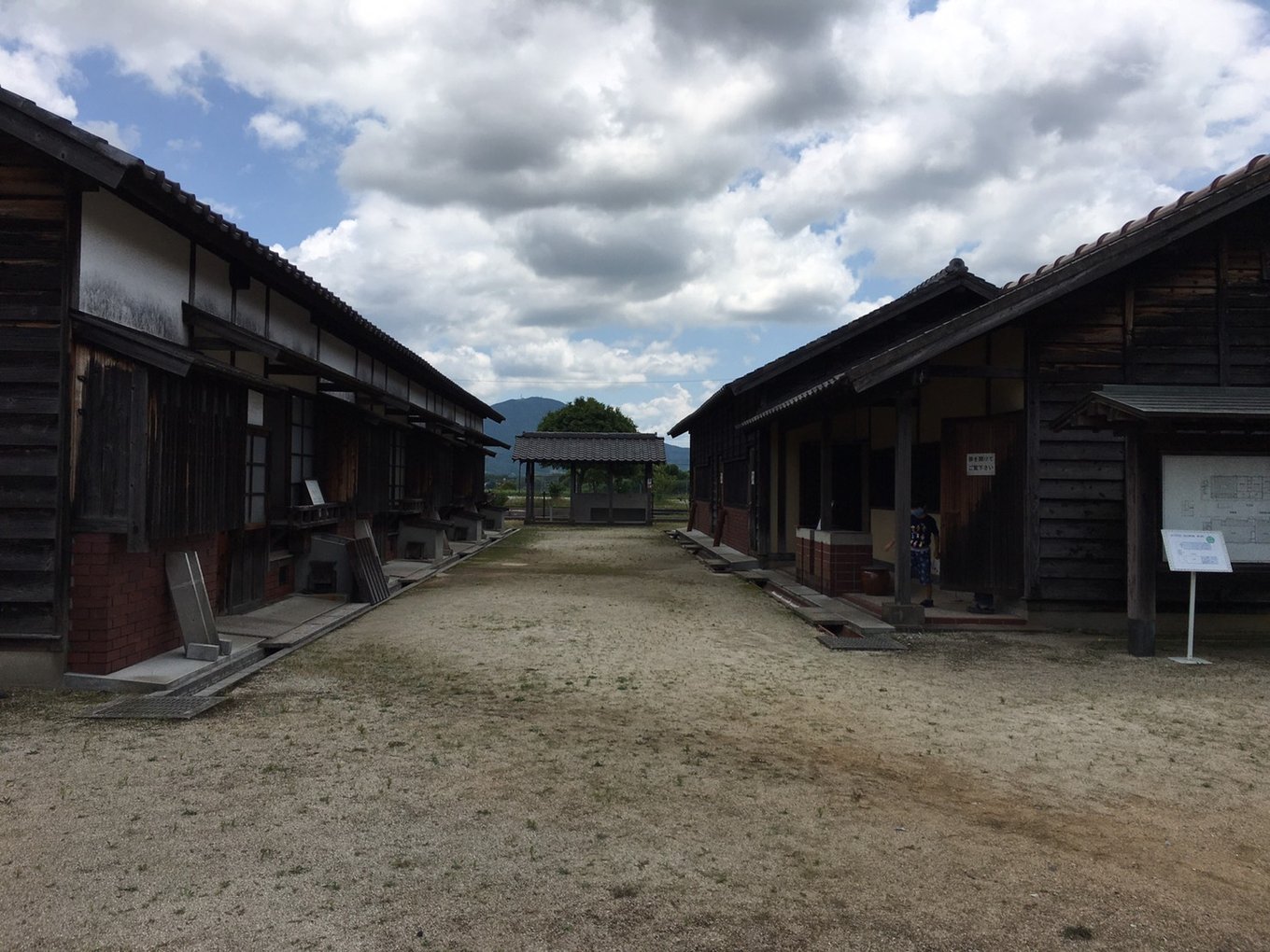 並んで建つ復元炭坑住宅の外観