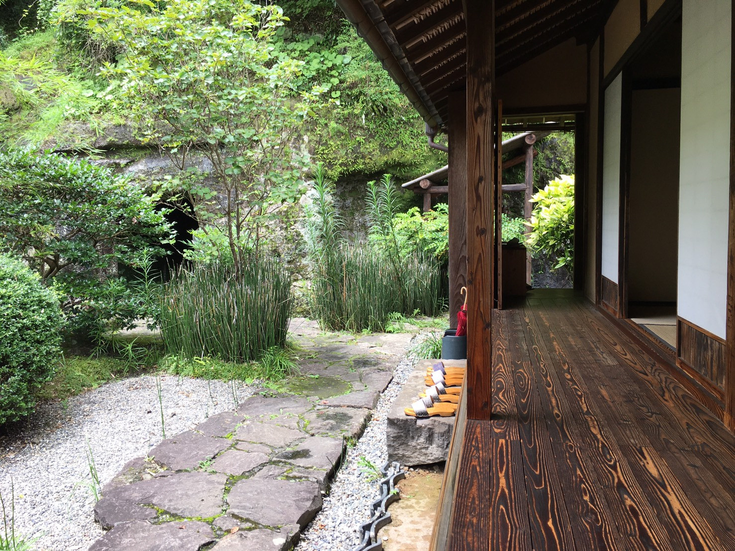 瀧廉太郎記念館にある木の縁側と緑の庭