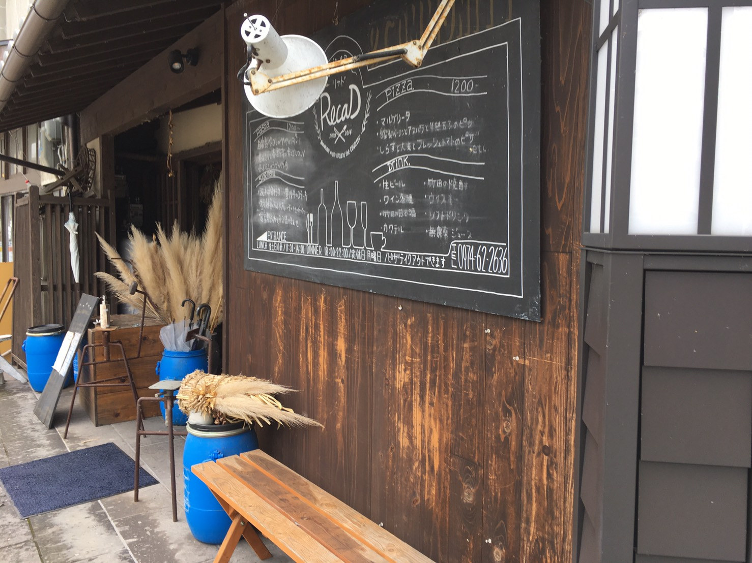 竹田城下町で見かけた黒板メニューと木の外壁が印象的な店先