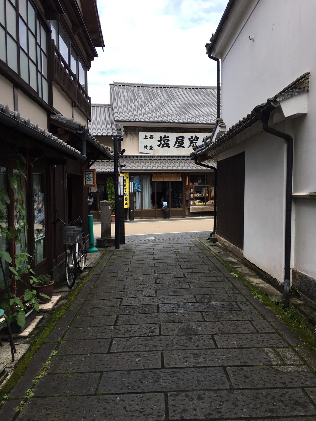 竹田城下町にある石畳の細い路地と古い家並み
