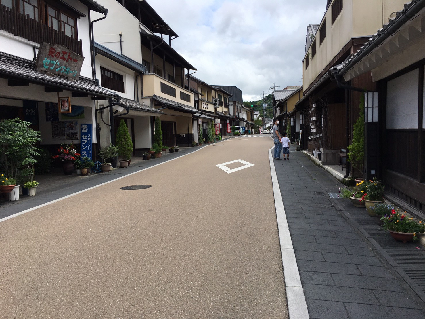大分県竹田市の城下町に並ぶ昔ながらの商店と通り