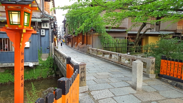 祇園白川に架かる巽橋
