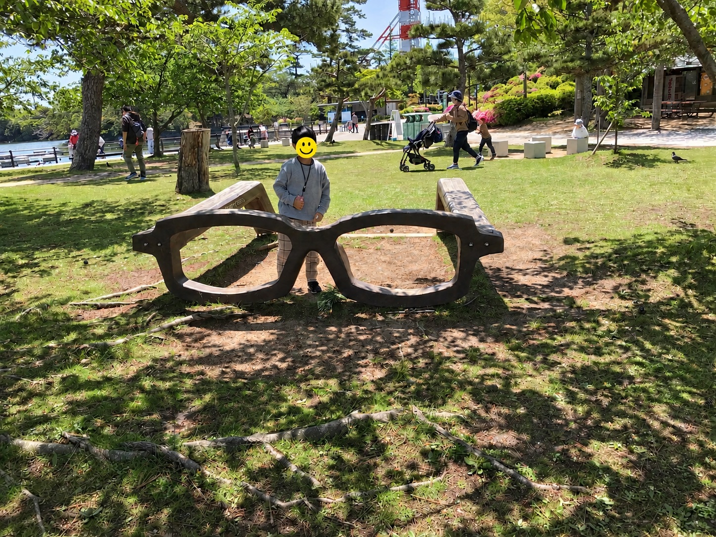ときわ公園の巨大な黒い眼鏡型オブジェと顔をスタンプで隠した子ども