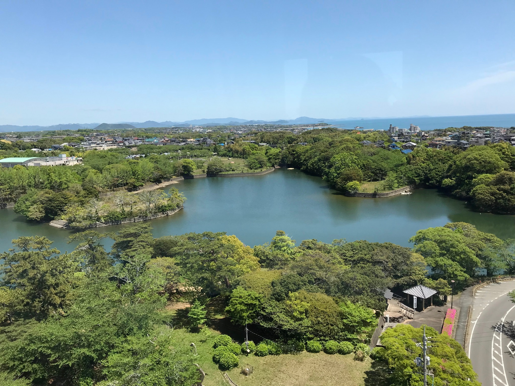 高い場所から見渡した常盤湖と周囲の豊かな緑