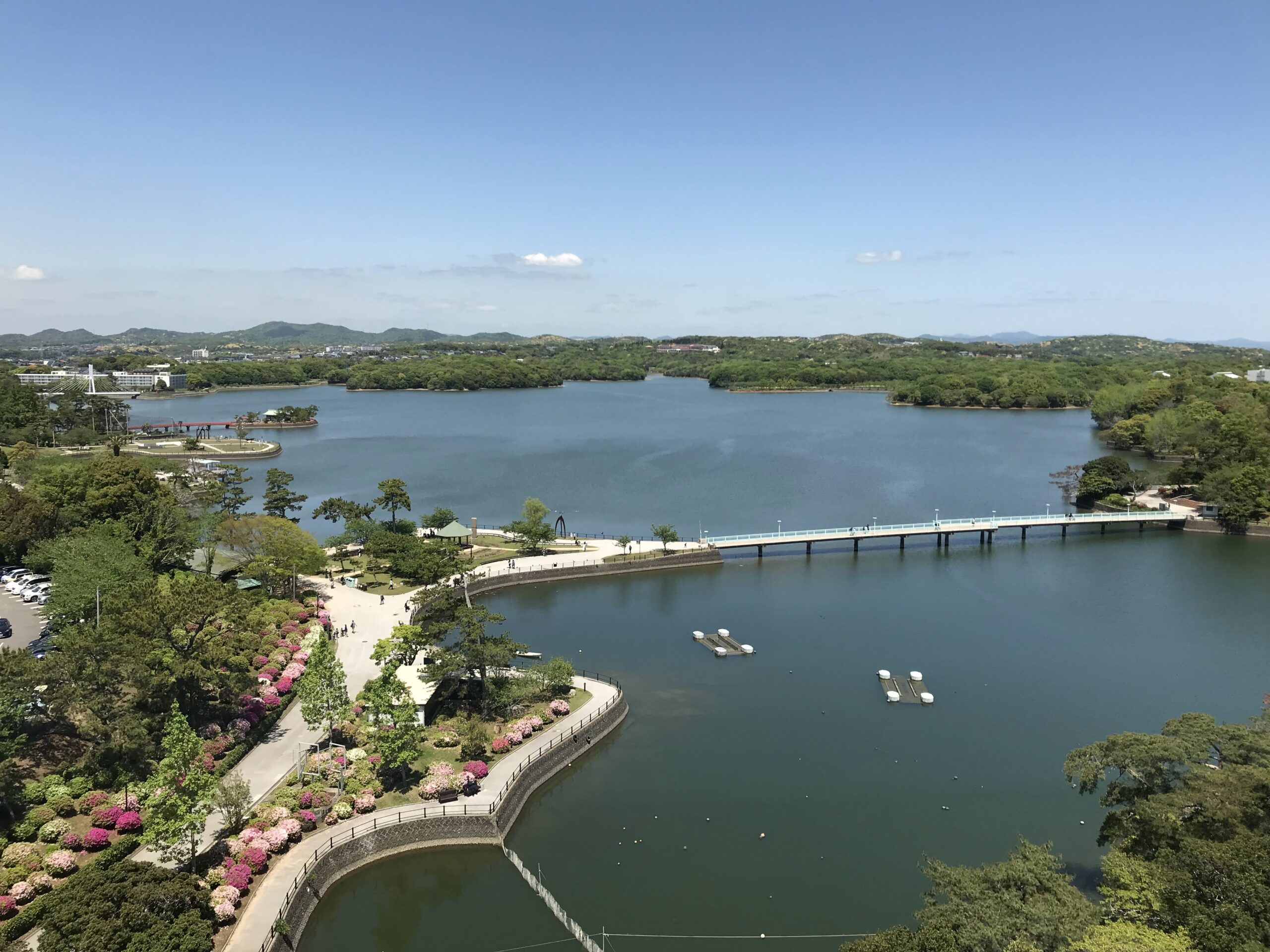 ときわ公園の展望台から眺めた常盤湖と橋、湖畔の景色