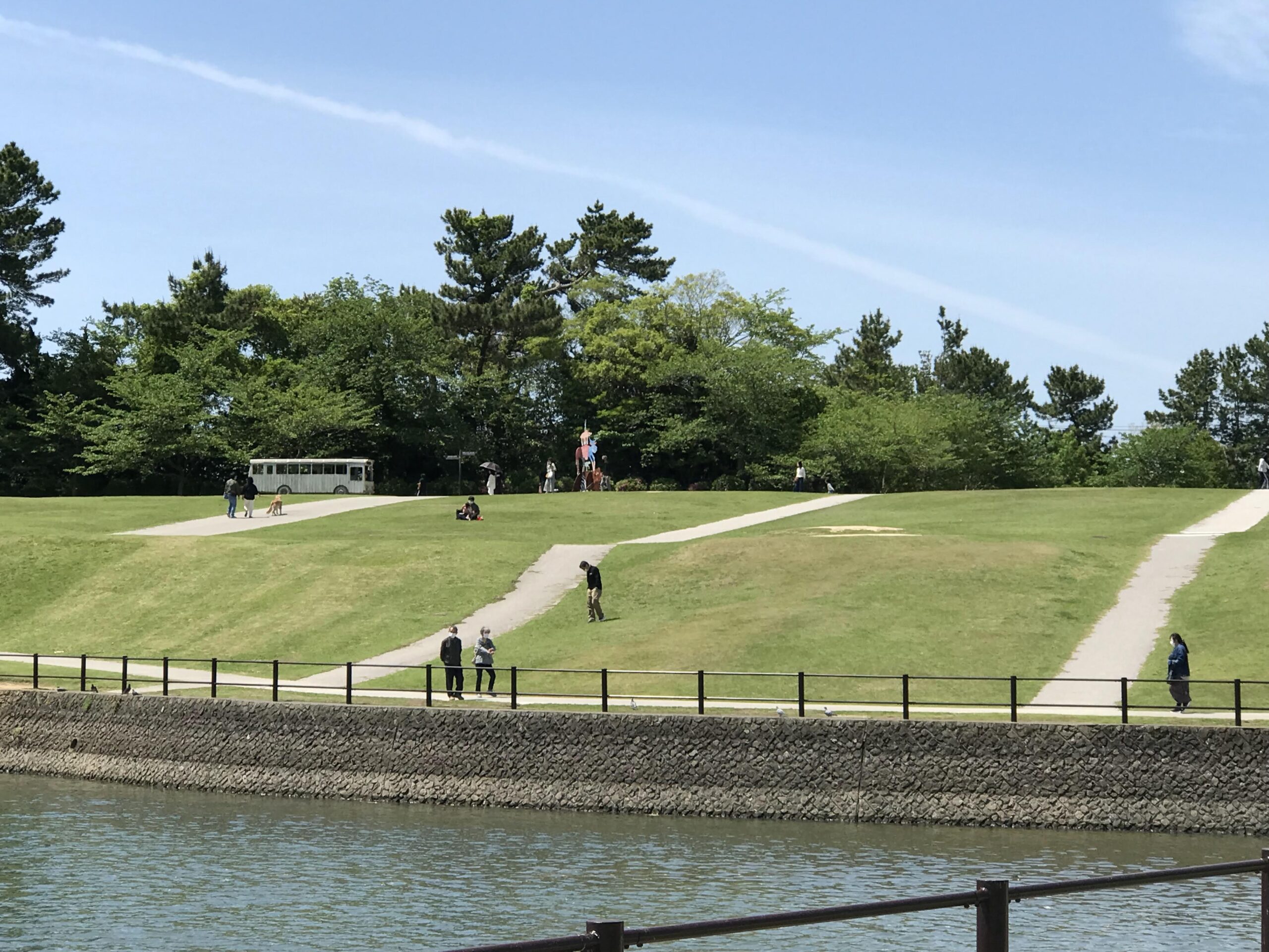 常盤湖に沿って広がる芝生と遊歩道