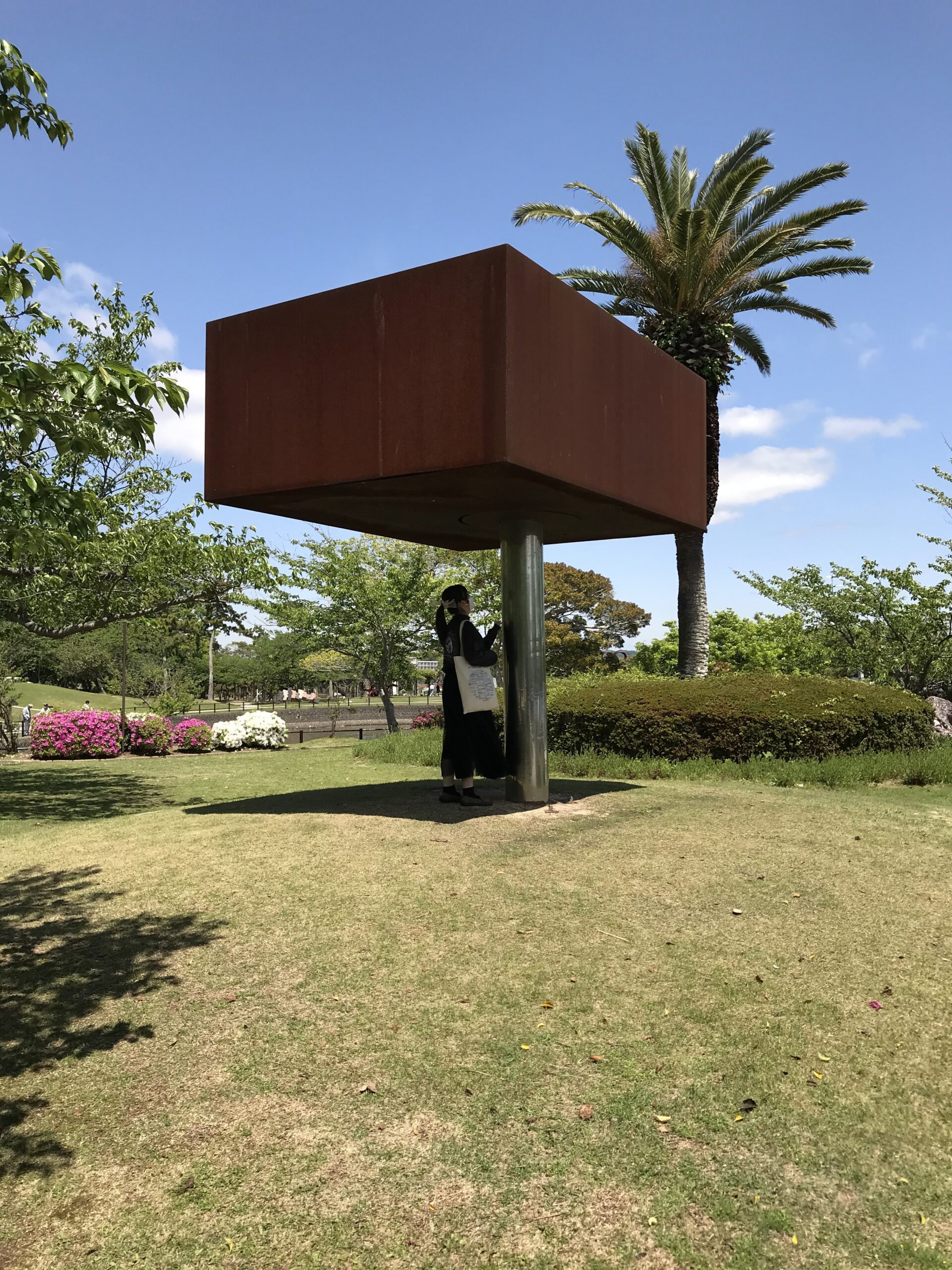 細い支柱に大きな赤茶色の四角い箱が載ったときわ公園の彫刻