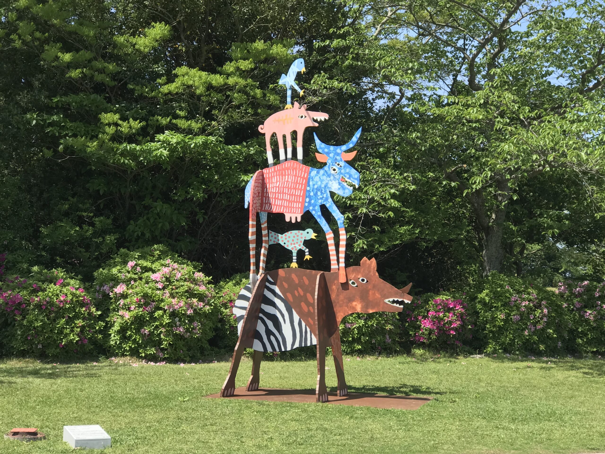 ときわ公園の芝生に立つ色鮮やかな動物たちが重なった野外彫刻