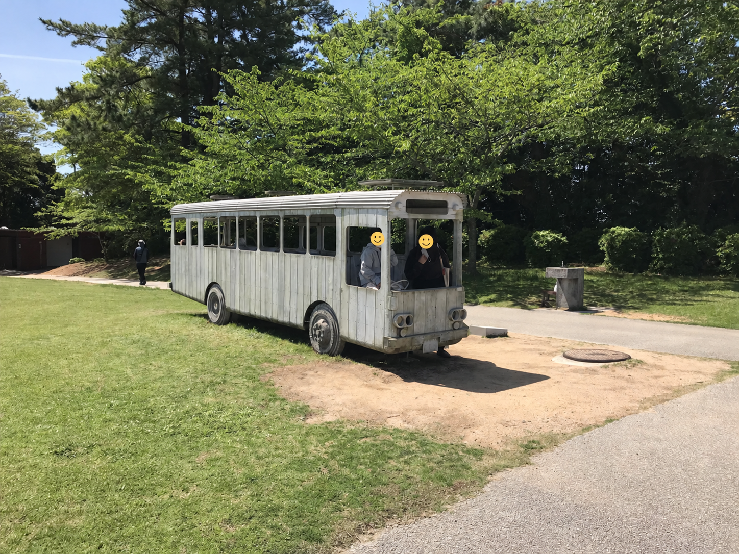 2022年に再訪したときわ公園の木製バス型作品