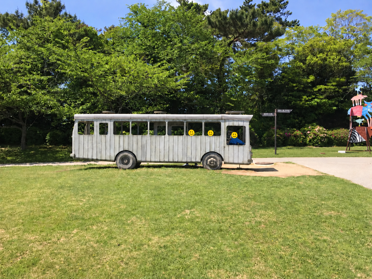 2022年のときわ公園に残る白い木製バス型作品の側面
