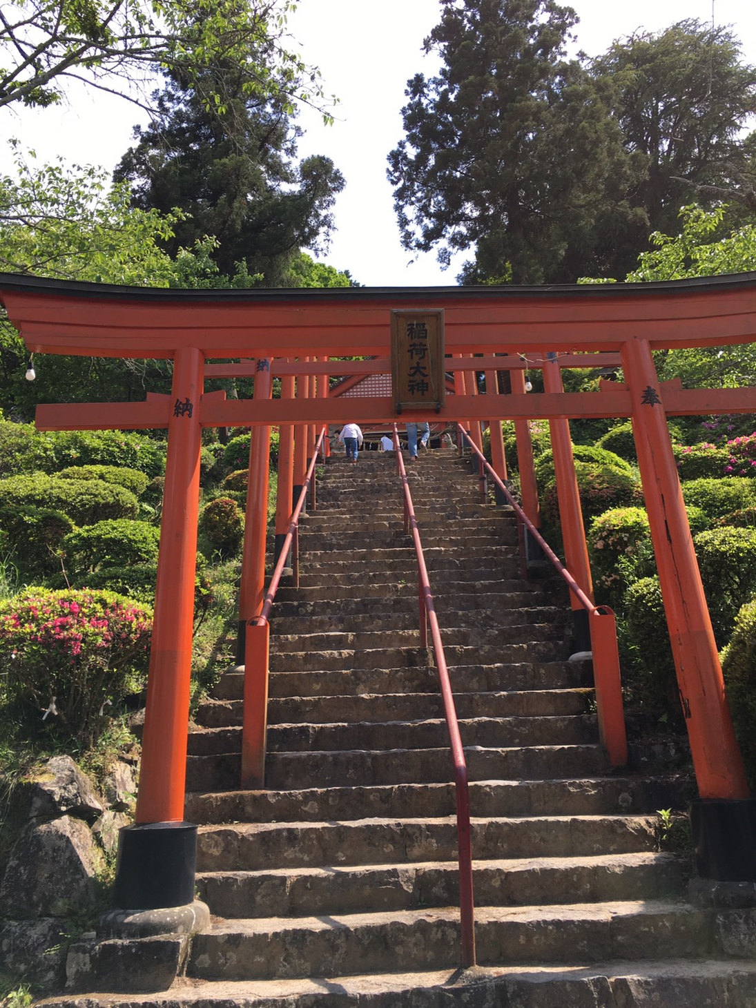 浮羽稲荷神社の朱色の鳥居と手すりのある石段