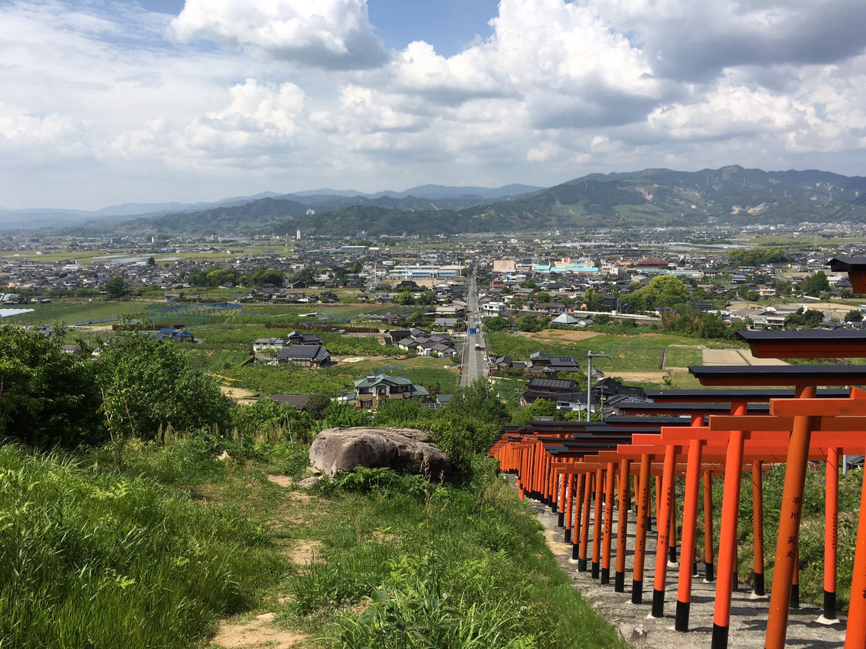 浮羽稲荷神社の赤い鳥居が続く参道と筑後平野の広い眺望