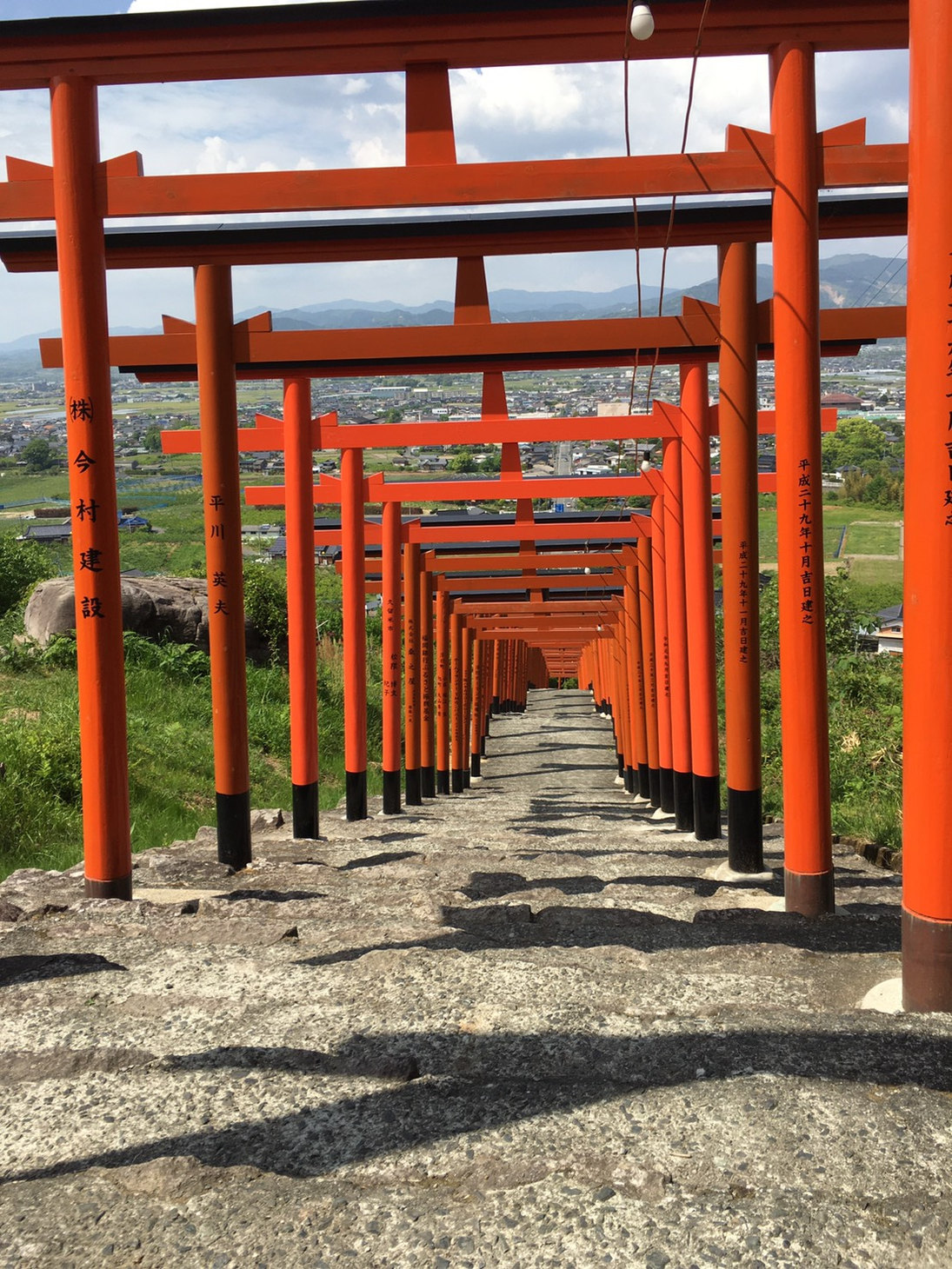浮羽稲荷神社で朱色の鳥居がトンネルのように連なる参道