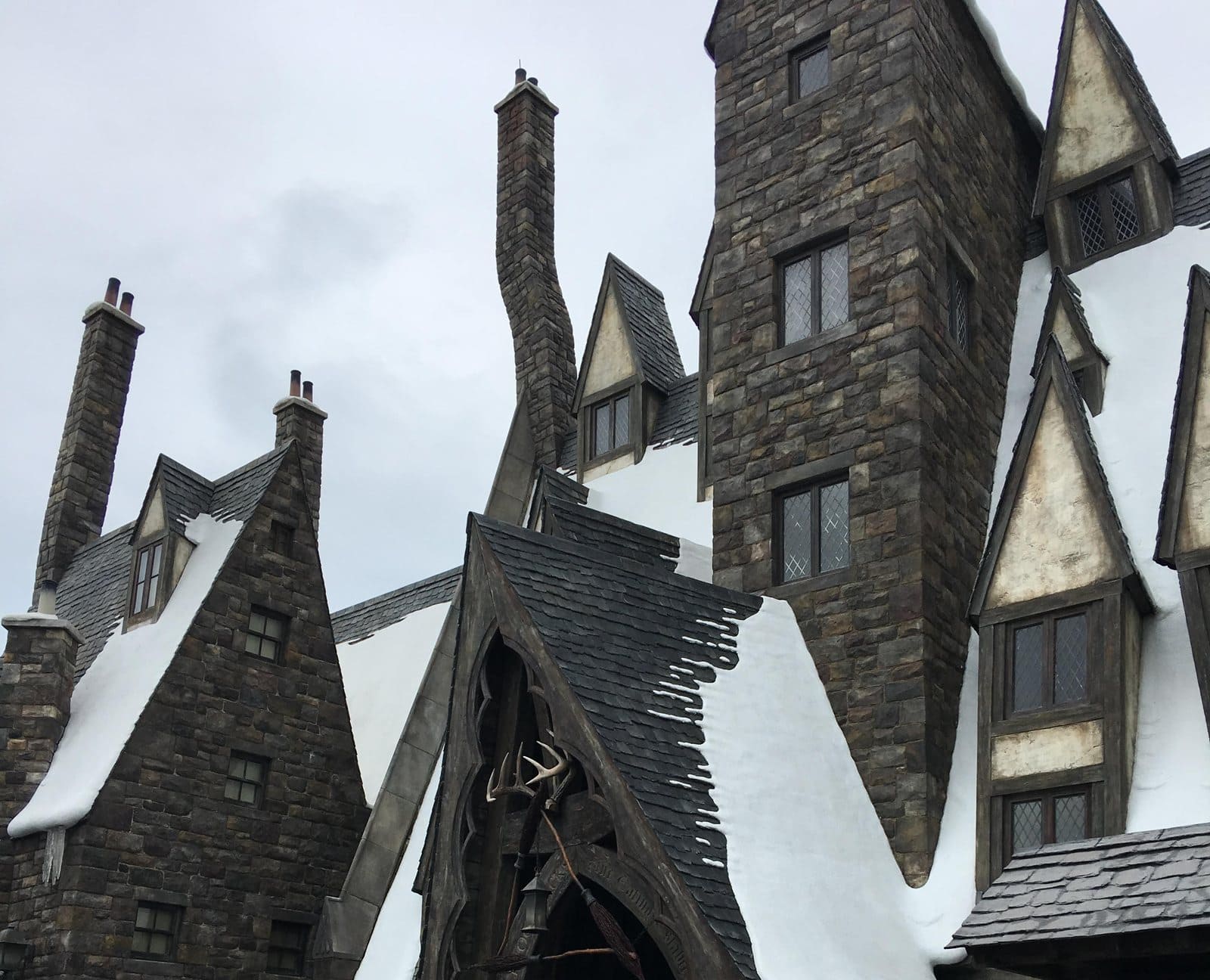 USJハリー・ポッターエリアで雪をまとったようなホグズミード村の屋根
