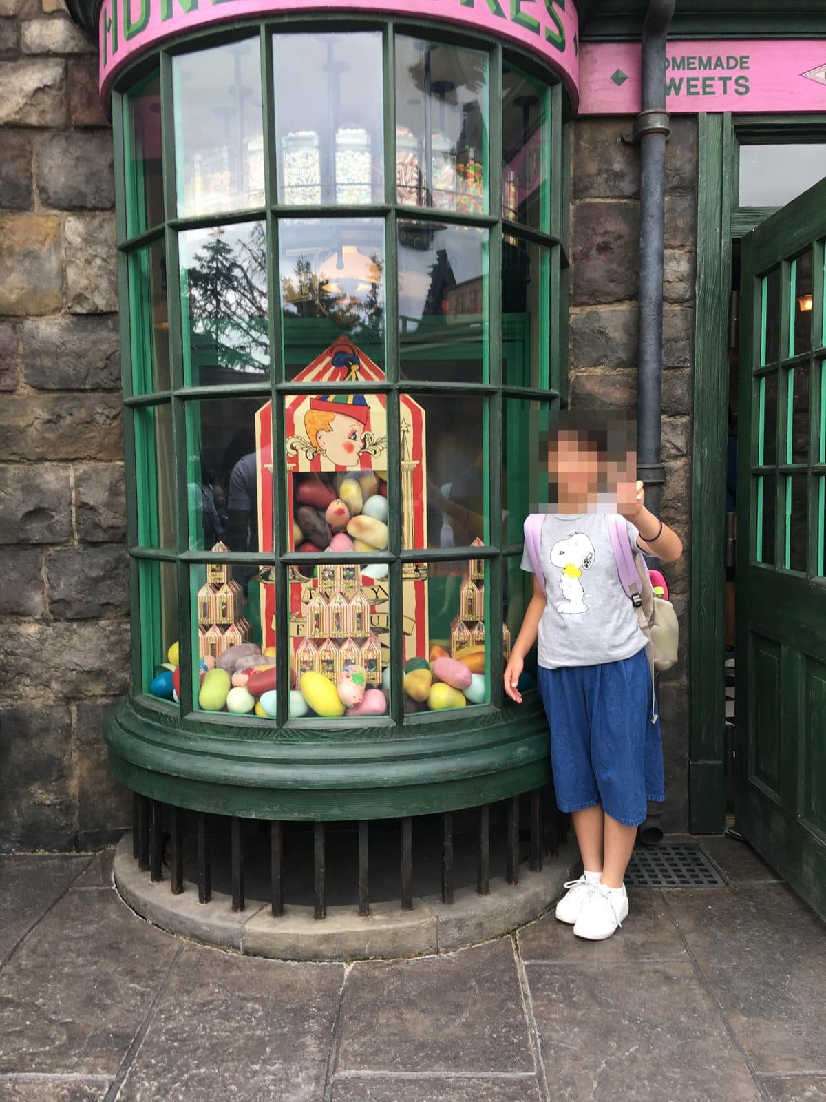 ハニーデュークスの丸いショーウィンドウ前で記念撮影した子ども