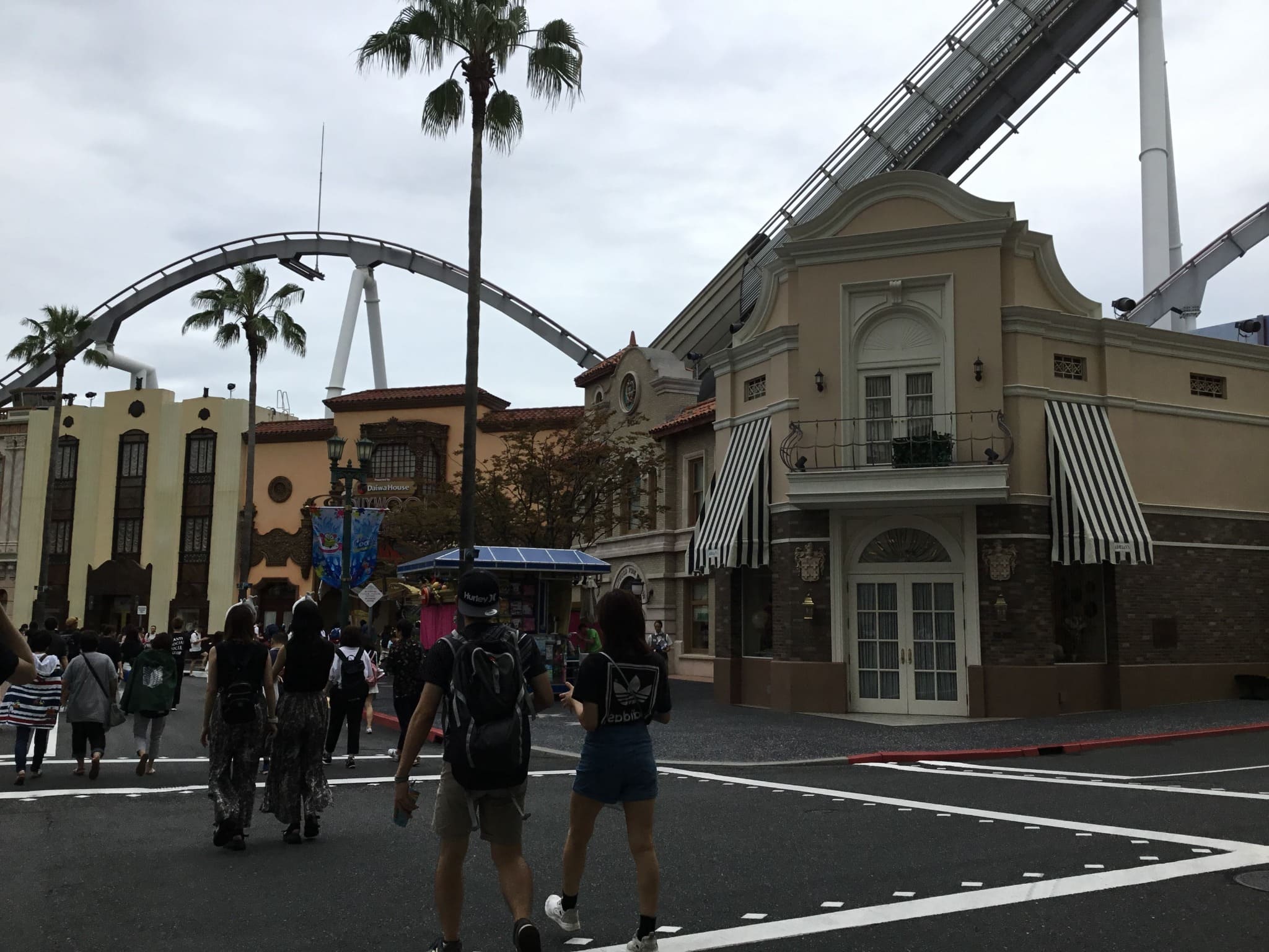 USJの街並みと上空を走るジェットコースターのレール
