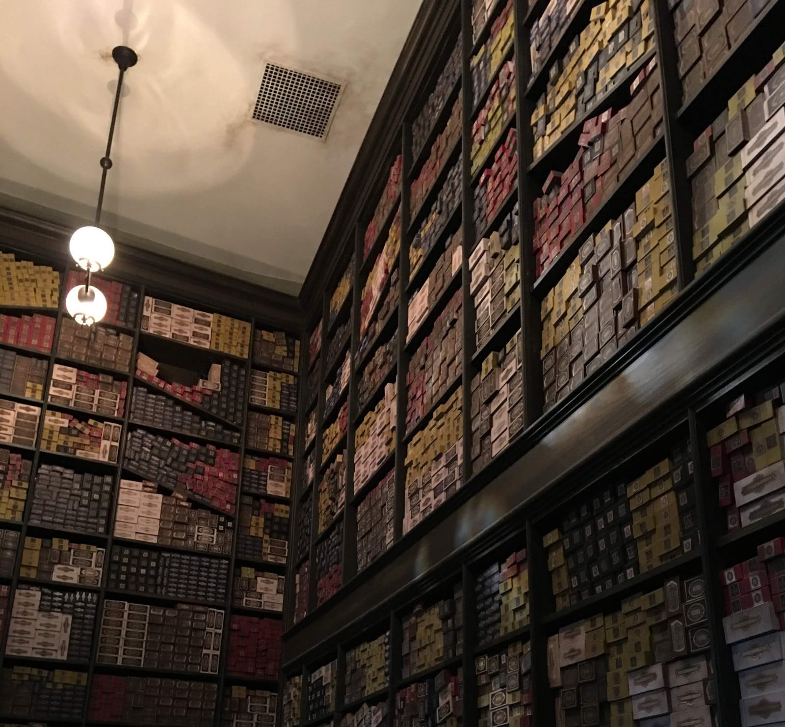 魔法の杖の箱が天井近くまでぎっしり並んだ店内