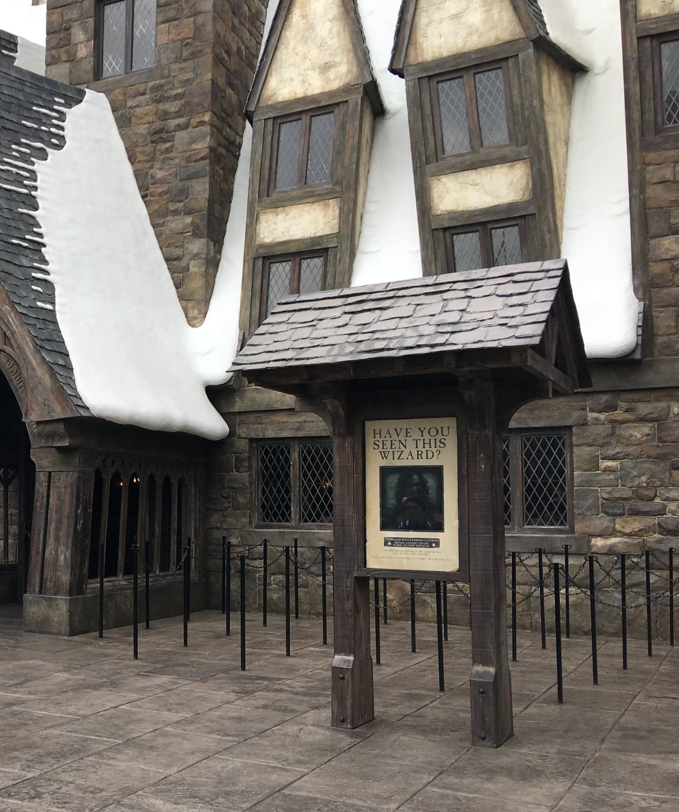 ホグズミード村の建物の前に置かれた魔法使いの指名手配ポスター