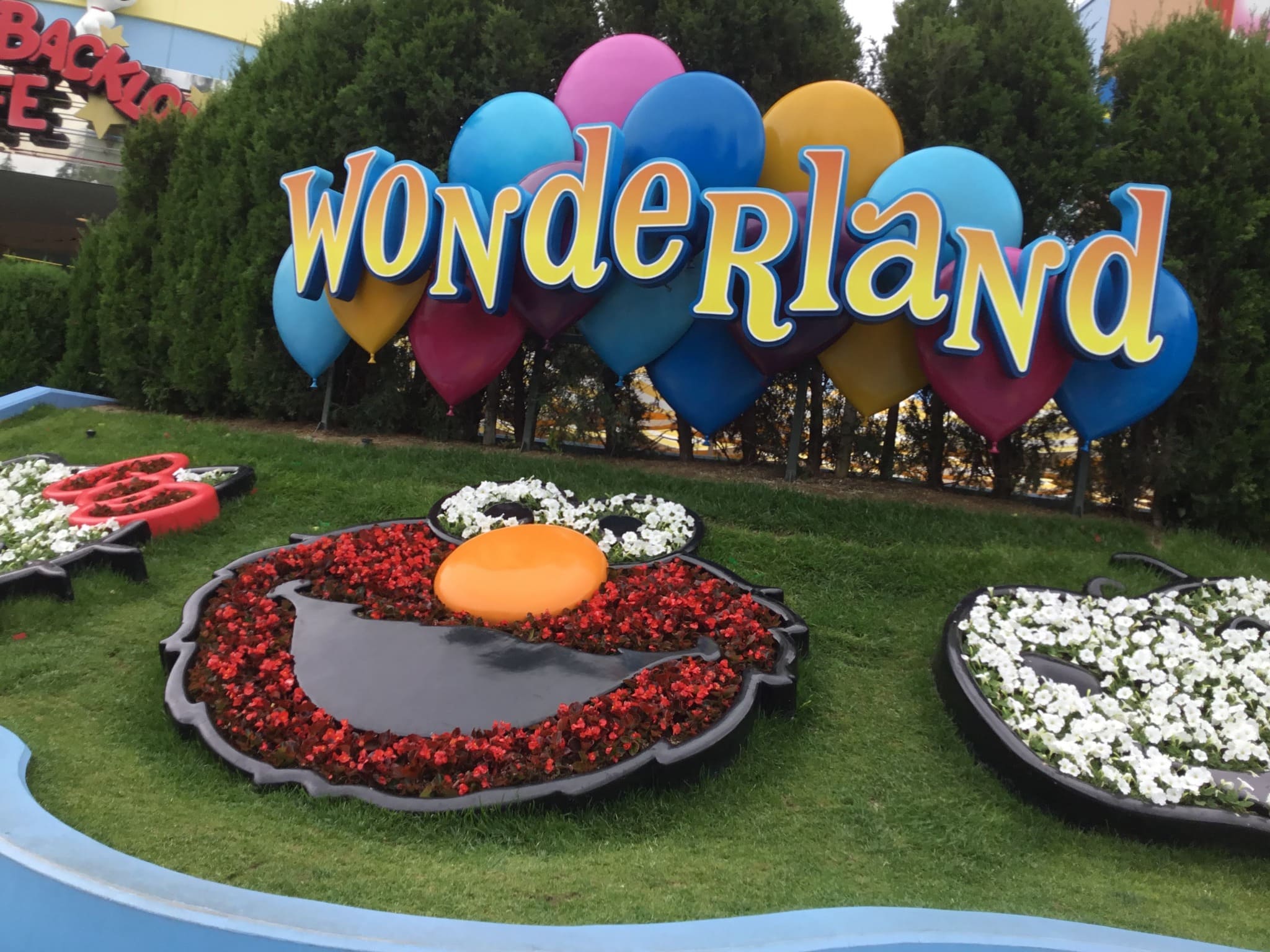 USJユニバーサル・ワンダーランドのカラフルな入口看板