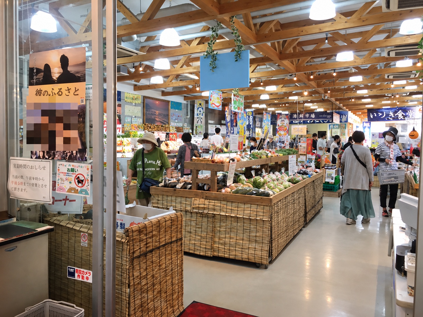 道の駅 宇土マリーナおこしき館の野菜や特産品が並ぶ売り場（2021年の写真を加工）