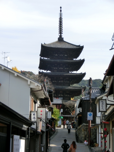 八坂通から眺める八坂の塔の景色