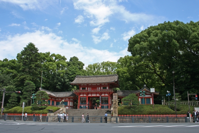 四条通に面する八坂神社の西楼門
