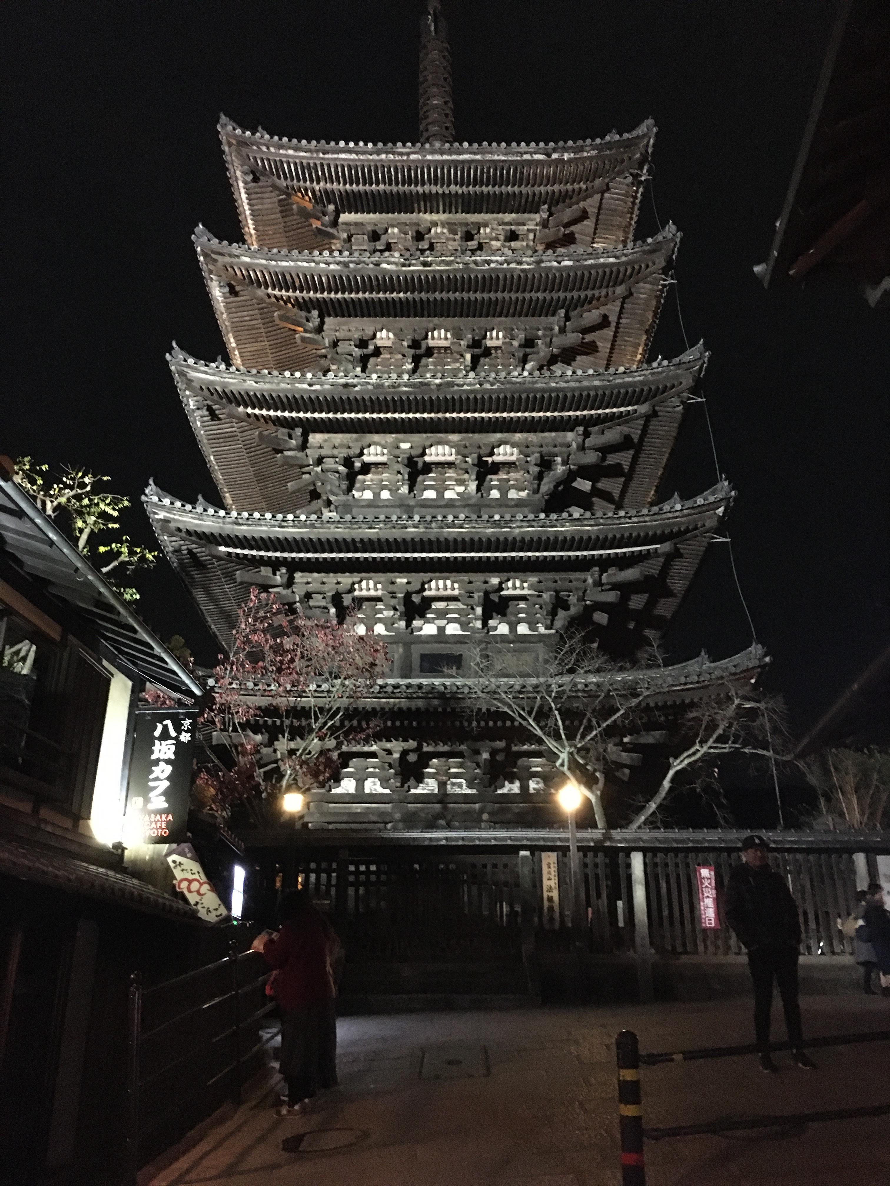 間近で見上げた八坂の塔