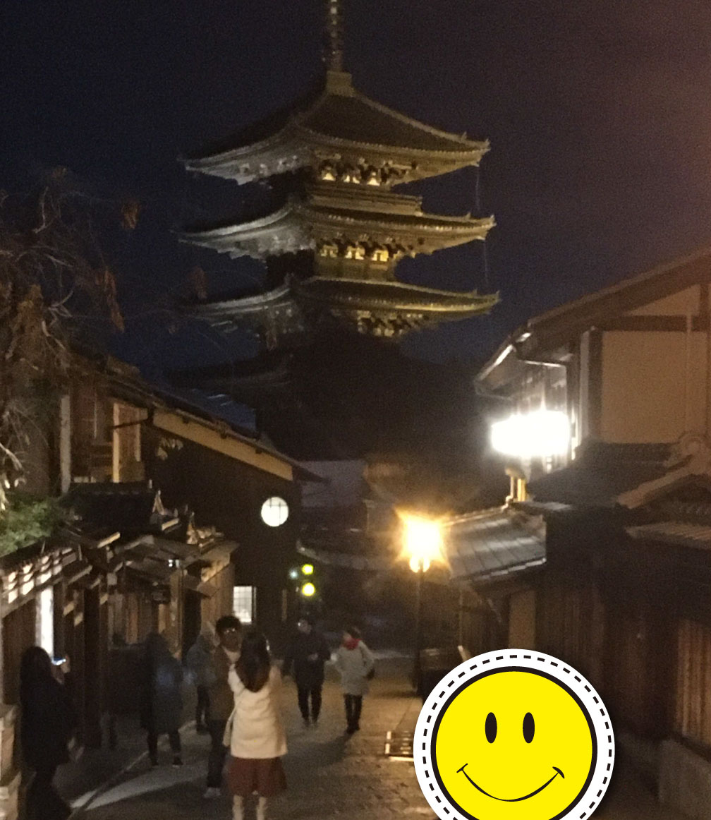 夜の東山に立つ八坂の塔